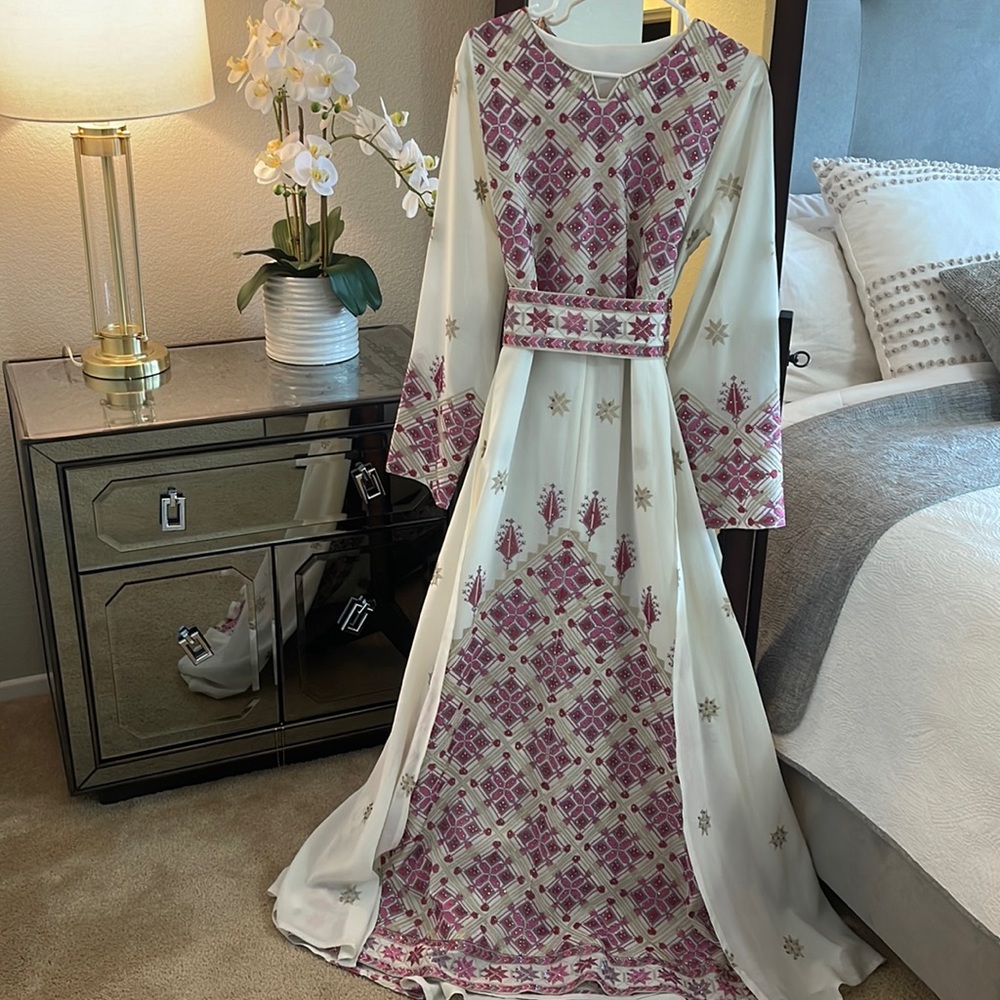 Gorgeous Pink and White Arab Thoub..Brand New